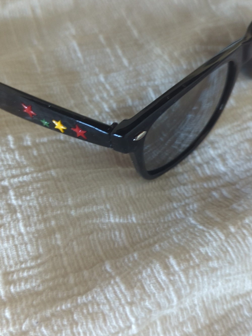 🆕 Black Wayfarer-Style Sunglasses with Colorful Star Accents